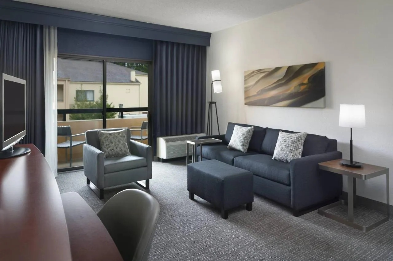 Courtyard Charlotte Arrowood Hotel